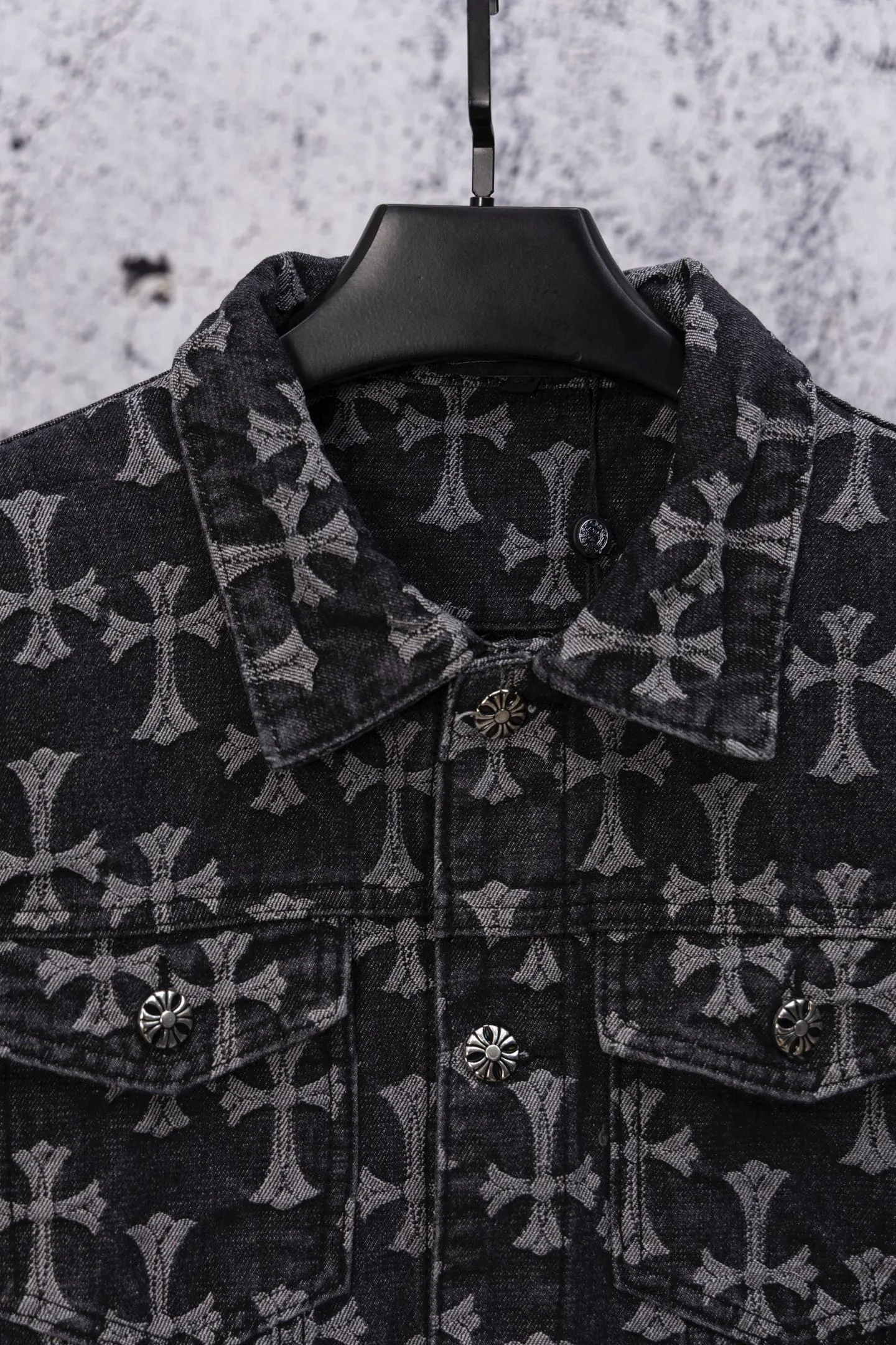 P240 Chrome Hearts CH Chrome Hearts double-sided all-over LOGO jacquard dark pattern heavy-duty denim jacket jeans denim suit same style as the Internet celebrity star's cross-printed denim jacket jeans, the unique cross design element plus all-over printing, full of design sense. It is made of 100% denim cotton fabric with heavy coarse yarn count, which ensures a stiff and tough silhouette while being soft, comfortable and breathable. The lapel is designed with silver buttons and is full of texture. The classic white cross logo is all over the dress, making it a perfect versatile style for spring and summer! Customized jacquard fabric, you can wear it in various styles. This gender-neutral shirt is a must-have for nightclubs. It can be worn as a jacket for both men and women. It can be easily worn by both men and women! The original loose version is made of high-quality pure cotton fabrics. The fabric pattern is high-definition and delicate without burrs. It is comfortable and breathable to wear. All the buttons are molded and customized. It is casual and fashionable and can be matched with any bottoms. It can be windproof and sunproof in spring and summer. It can be worn outside in autumn and winter! Easily concave shape makes you look slimmer and taller, perfect for both men and women! Color: Black Blue Size: Jacket S-XL Pants 28-36